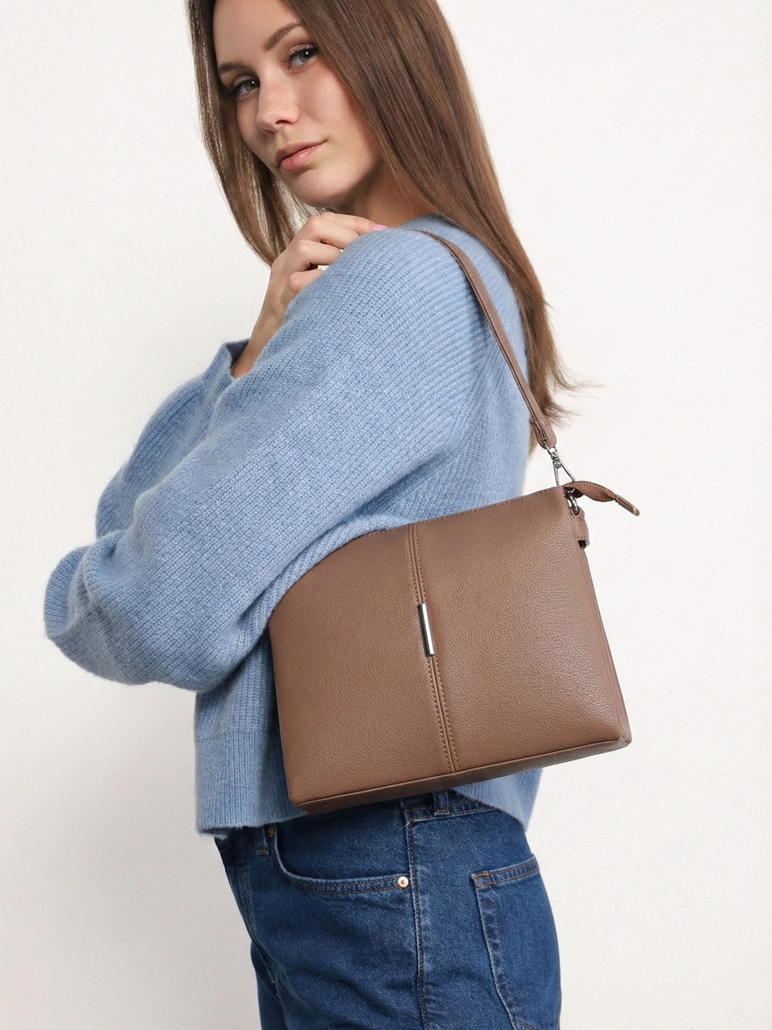 Сумка-кроссбоди с декоративным патчем в ассортименте